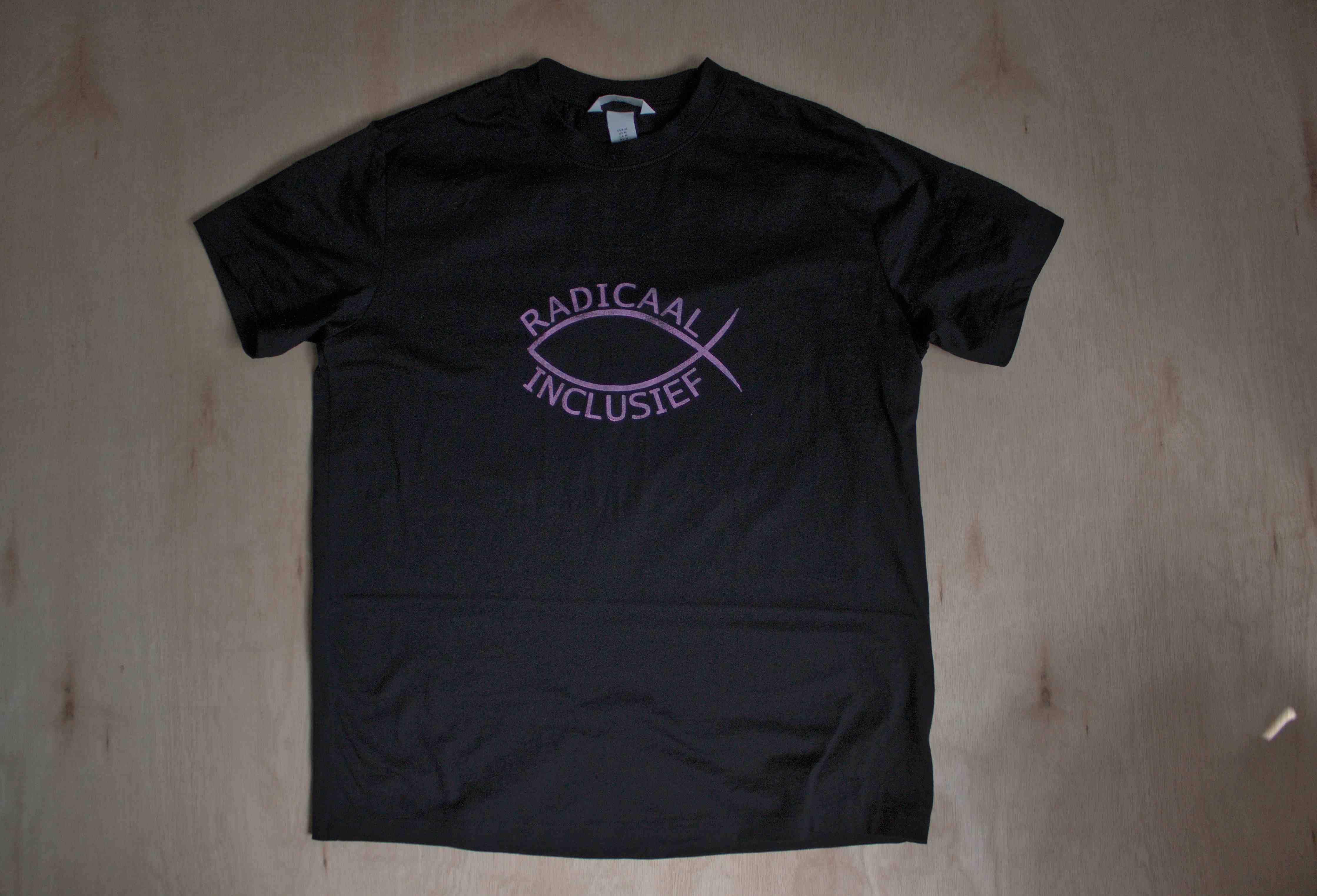 Black shirt with an ichthus symbol and the text "Radicaal inclusief"