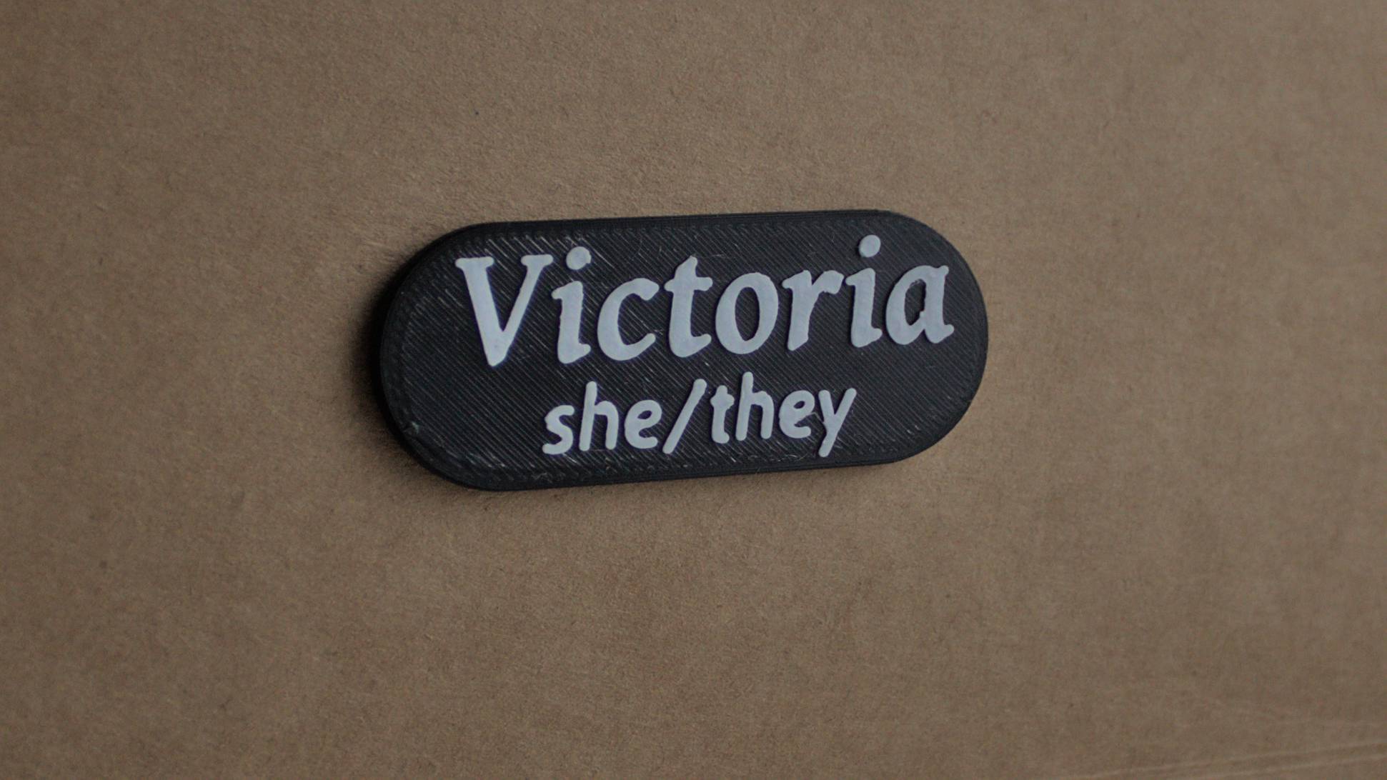 Nametag Victoria she/her